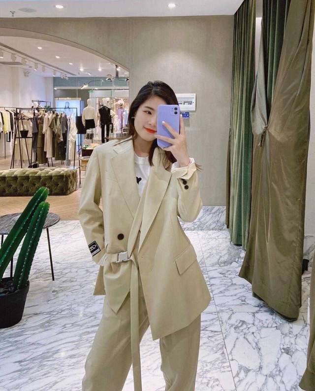 职场|小个子如何穿出“职场”范?一身灰色西服套装精致干练,显高显瘦