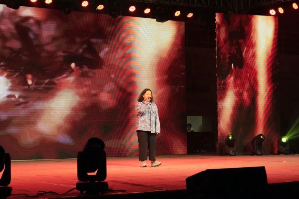 冬天的第二场雪和今晚的校园歌手大赛更配噢～