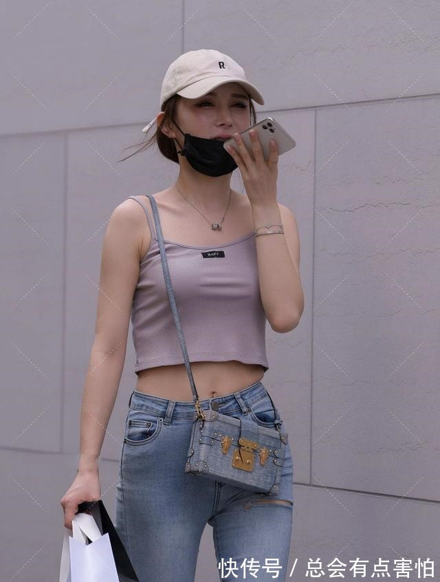 休闲装 纯色无袖背心搭配一条浅牛仔裤，清新洒脱，包也很独特！
