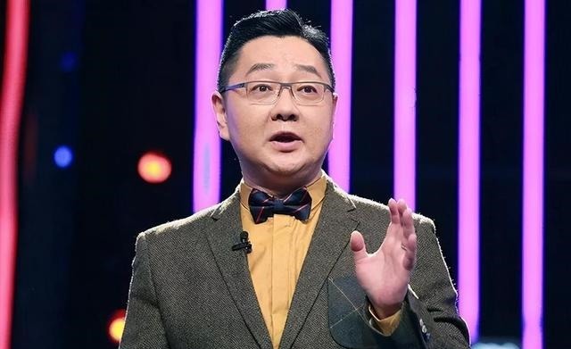 男性|调侃金晨、为金莎尴尬,张绍刚有色镜后,是大多数男性的“偏见”