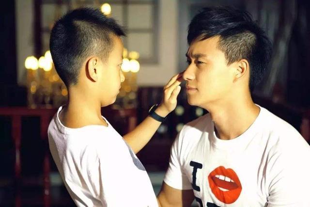 干活|爸爸背着孩子在工地干活的照片火了,网友:他的名字叫“父亲”