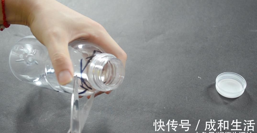 塑料瓶我再也不扔了, 改造一下, 粘在厨房里有大用处, 省钱又实用