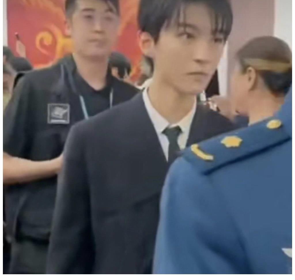 舞臺表演|王俊凱王一博王源舞臺表演照曝光，王一博果然自成一派，太好笑！