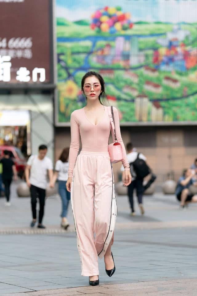 街拍:肤如凝脂的气质女孩,简约打扮显得很有魅力