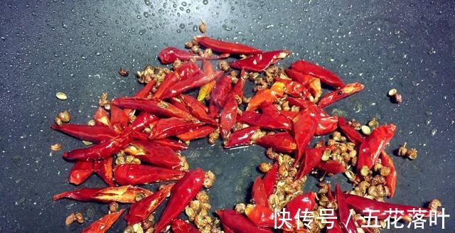 肥肠|油豆腐怎么做才好吃教你3个秘诀,味道堪比肥肠,香辣过瘾!