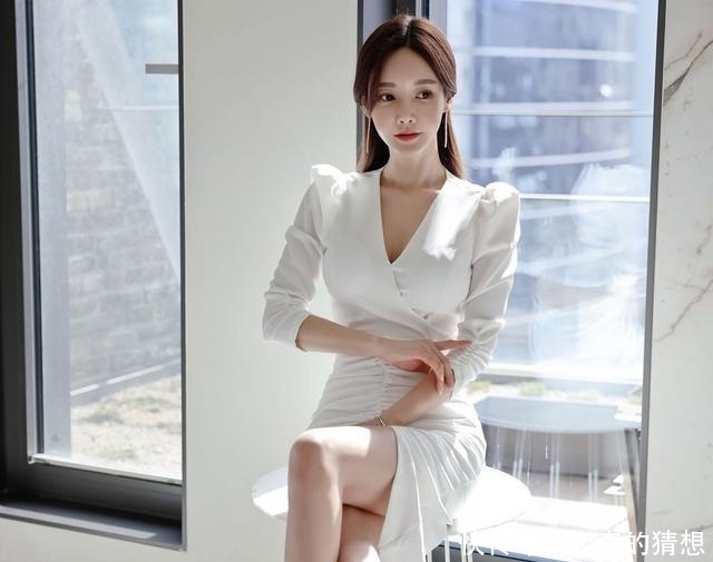 孙允珠时尚穿搭:浪漫梨花皱褶搭肩V领不规则连衣裙