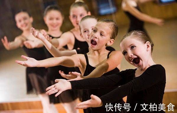 偷窥|女儿换衣服被偷窥,家长保护孩子同时,还应教会他们如何保护自己