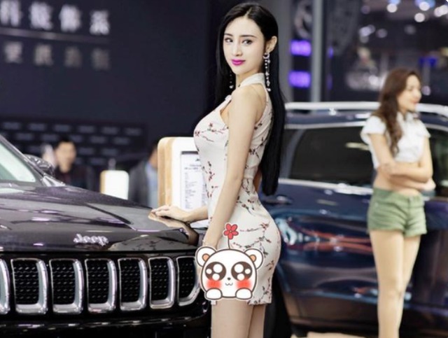 车模|25岁的美女车模,穿旗袍大秀好身材,坚持健身是关键