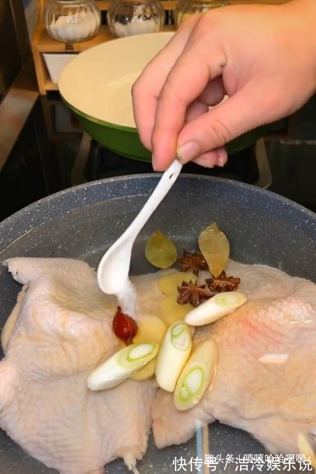 凉拌鸡腿，咸鲜微辣，吃着开胃又下饭，鲜嫩又多汁哟！