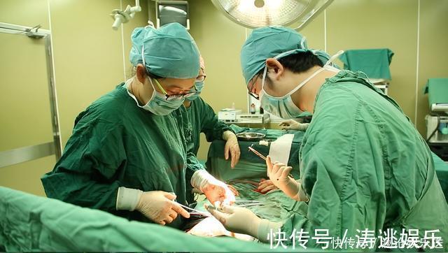 孕妈|孕妈生下龙凤胎,刚准备缝合时突然喊道“等一下”,医生一脸茫然