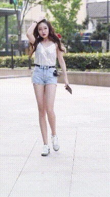 |搞笑GIF：这么漂亮的小姐姐，不知道将来会是谁的白菜