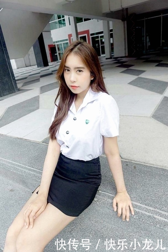 双胞胎姐妹穿同款裙子，打造纤细腰线，妩媚中带点小性感！