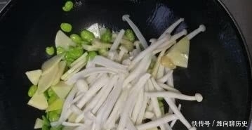 倒入|这道菜不常见,隔三差五吃一点,营养全面,清爽又美味!