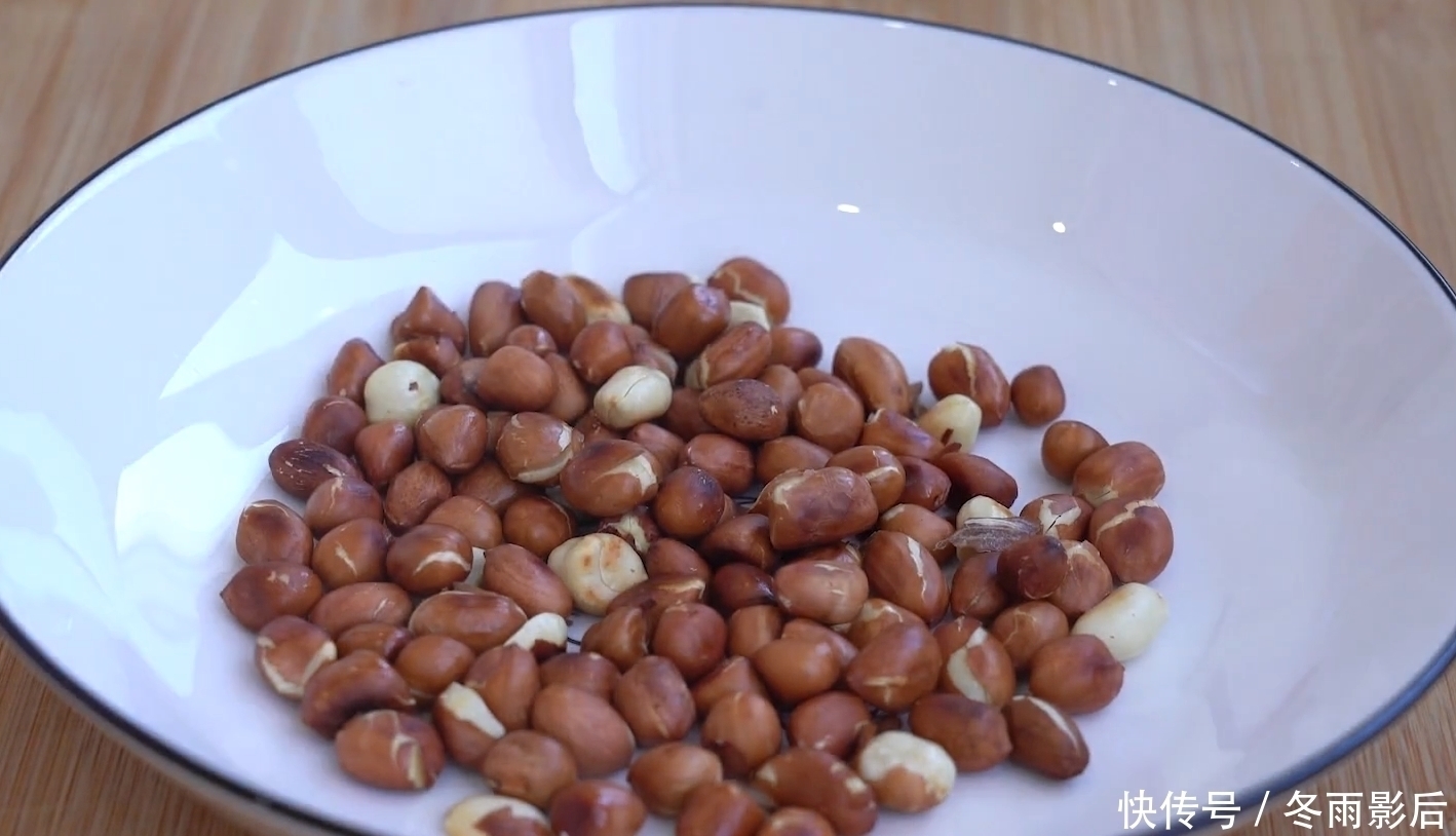 用红薯和花生米做一个大号面包,不用烤箱,蓬松宣软又拉丝,解馋