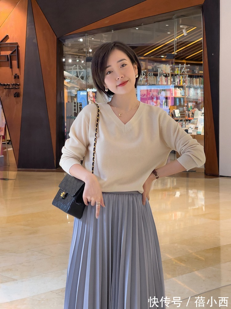 裙装 真正有气质的女人,春季都穿针织衫,搭配半身裙高级又优雅