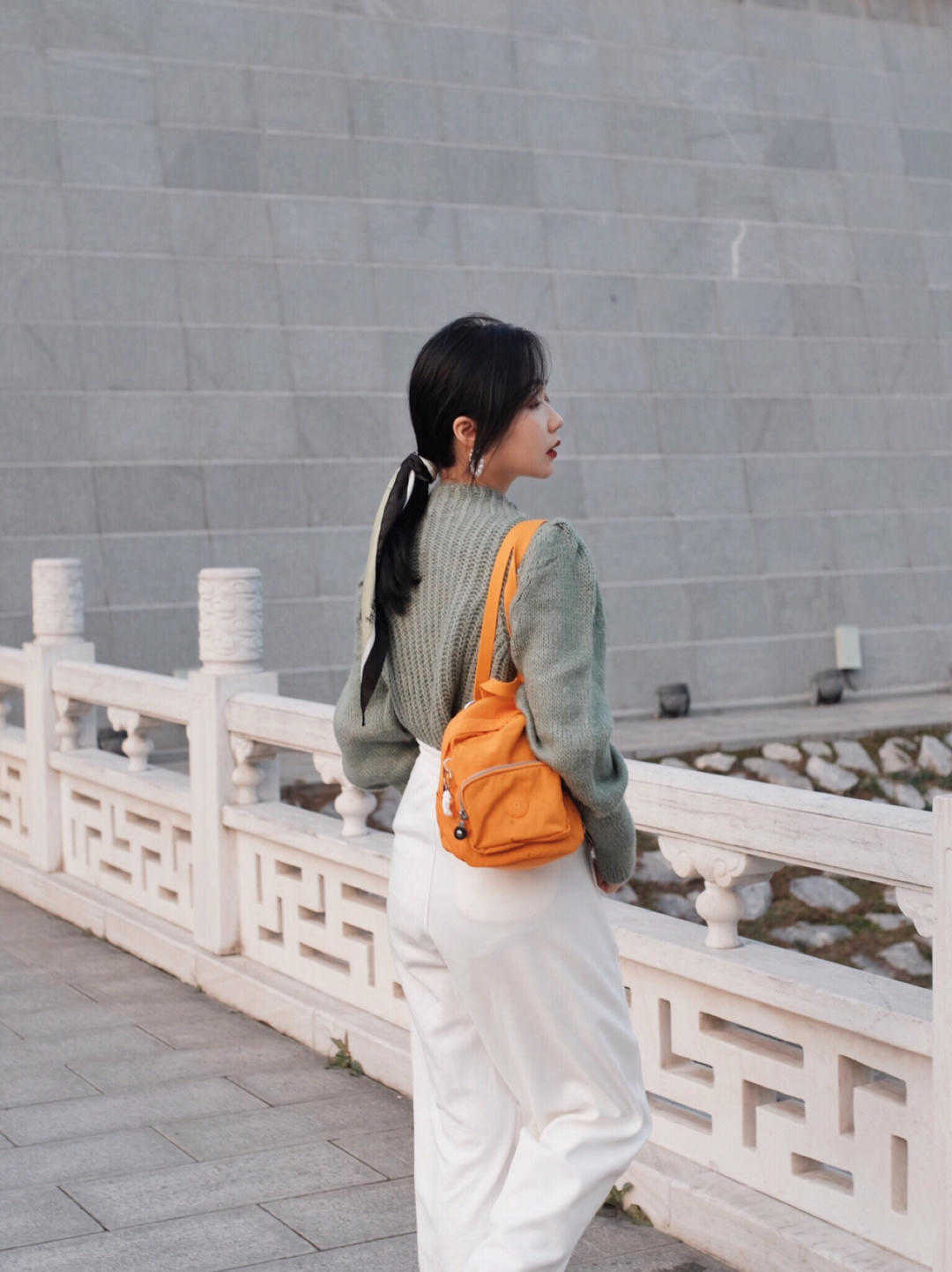 帆布鞋|小个子女生入秋就这么穿,蓝色衬衫搭高腰裤又飒又美,显高又显瘦