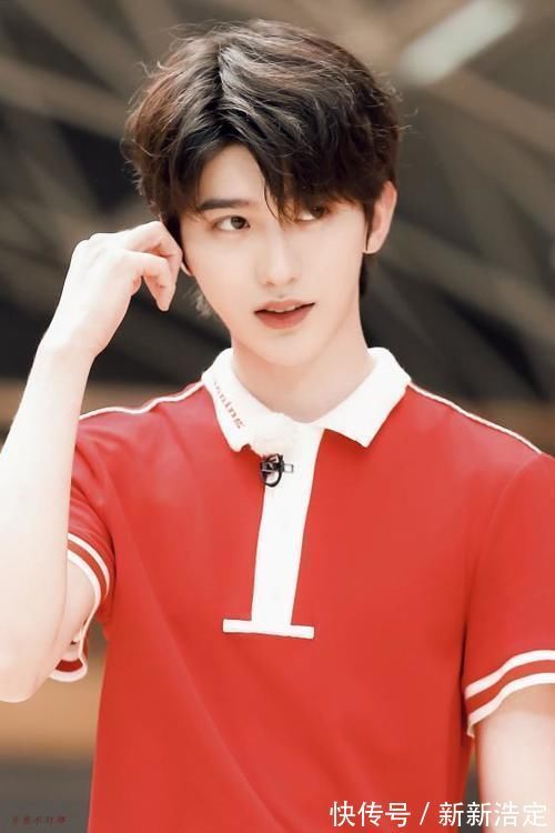 跑男上“最大牌”的藝人,不顧鏡頭公開玩手機,導演卻不敢吭氣