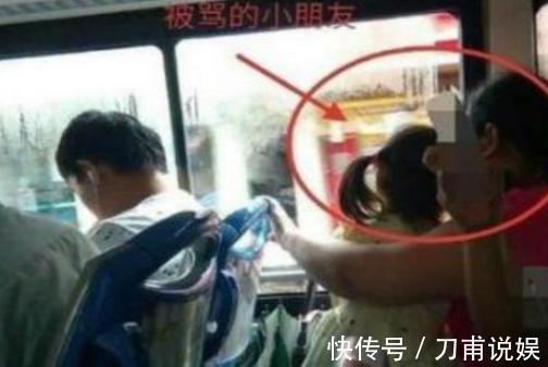 老大爷|老人扔男孩书包''强逼让座'',孩子爸爸看见按住宝宝坐好别动