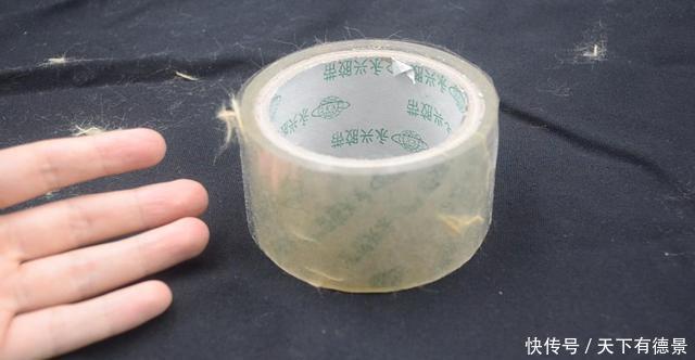 小动作|衣服粘毛不用买滚刷，教你一个小技巧，轻松去除毛絮，省钱又省事