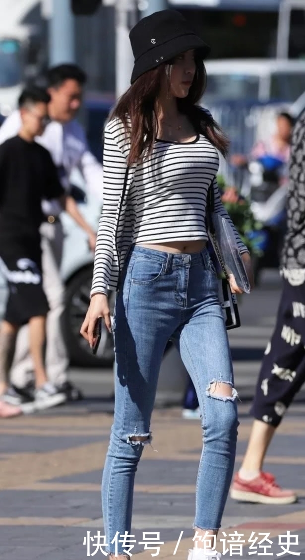 休闲|街拍美女:紧身衣开衫套装搭配破洞牛仔裤,潮流美观又显时尚休闲