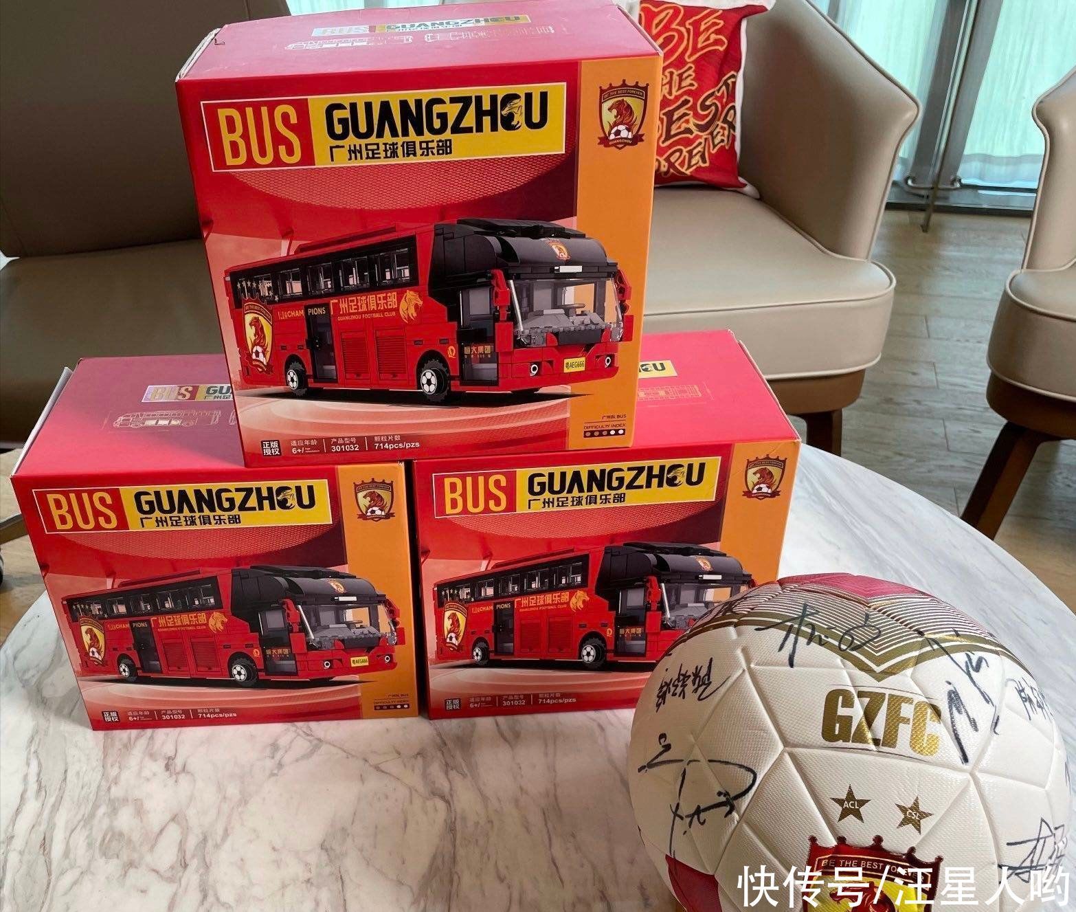 模型|伤感!恒大球队大巴车模型上线,十年弹指一挥间,风雨不改那抹红