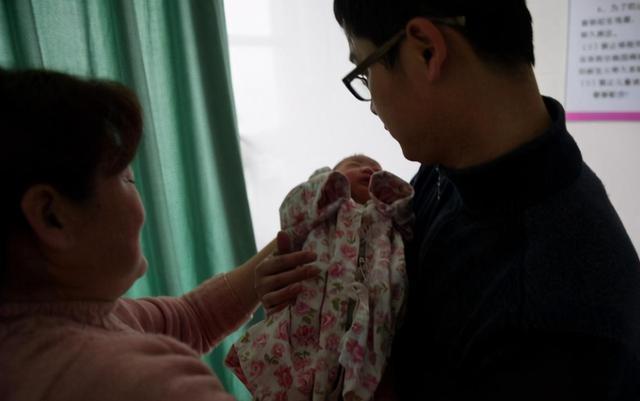 火炎焱|父亲姓“柳”,和妻子姓氏放在一起取名,媳妇怒了:你倒着念试试