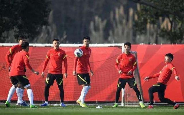 李霄鹏|凌晨1点!国足教练组做出奇葩决定:李霄鹏遭质疑,球迷骂声一片