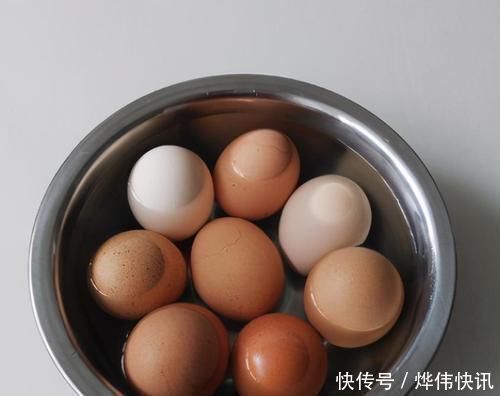 蛋壳|煮鸡蛋只用清水,一看就是外行!大厨加上两样调料,又香又好剥壳