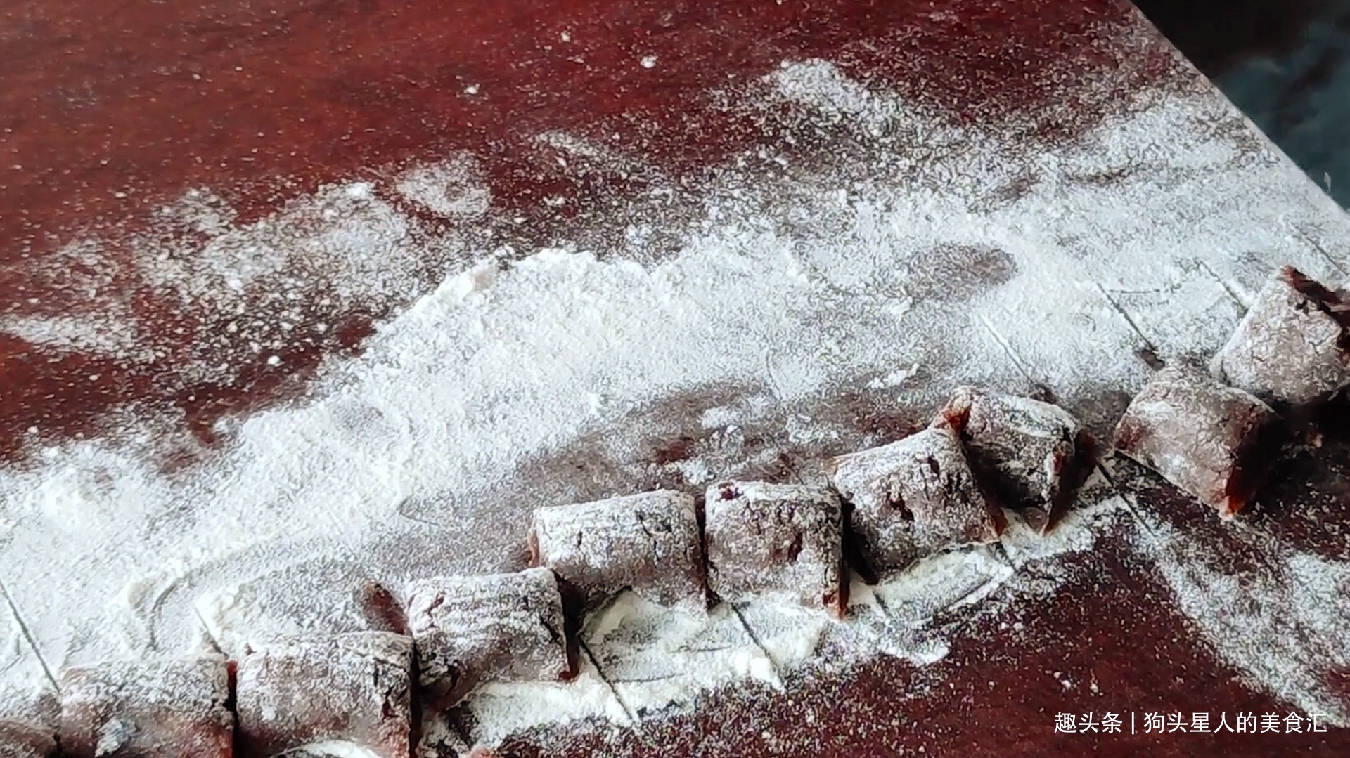 面粉不要做包子馒头了,教你新做法,不蒸也不烤,上桌就扫光