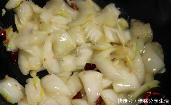 出水|炒大白菜时,马上下锅是大错!大厨教你一招,鲜嫩脆爽、又不出水