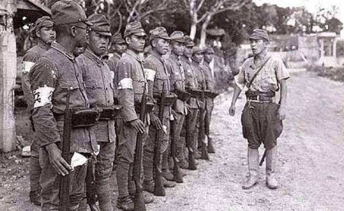 遮住|你知道日本士兵为何要用两块布遮住耳朵吗！快来涨涨知识