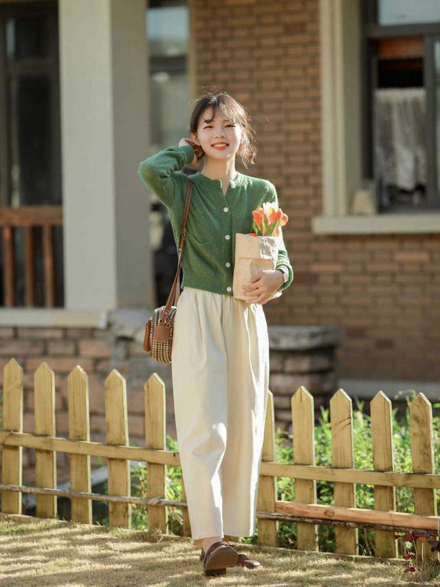 阔腿裤|复古风穿搭技巧,绿色针织开衫搭配阔腿裤甜美俏皮,简约又好看