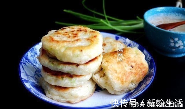 搅拌均匀|手不沾面,教你做葱花饼,早起5分钟搞定,越放越香软