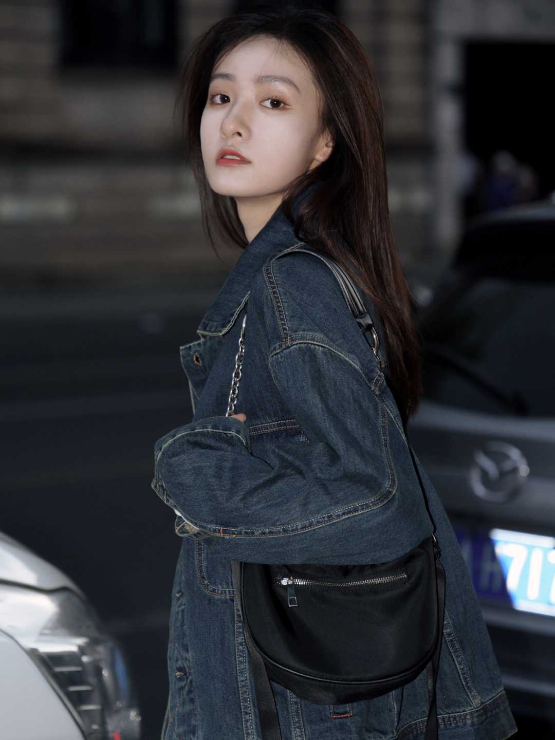 一眼万年 早春就流行穿“牛仔外套”,时髦减龄还不挑人,谁穿都好看