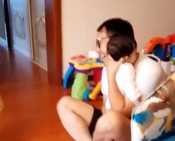 体育老师|妹妹学会走路了,哥哥比爸爸还激动,画面简直太有爱了