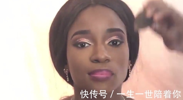 化妆师|她因被人嫌弃长得丑至今没有男友,化完妆后竟被十几个男人追