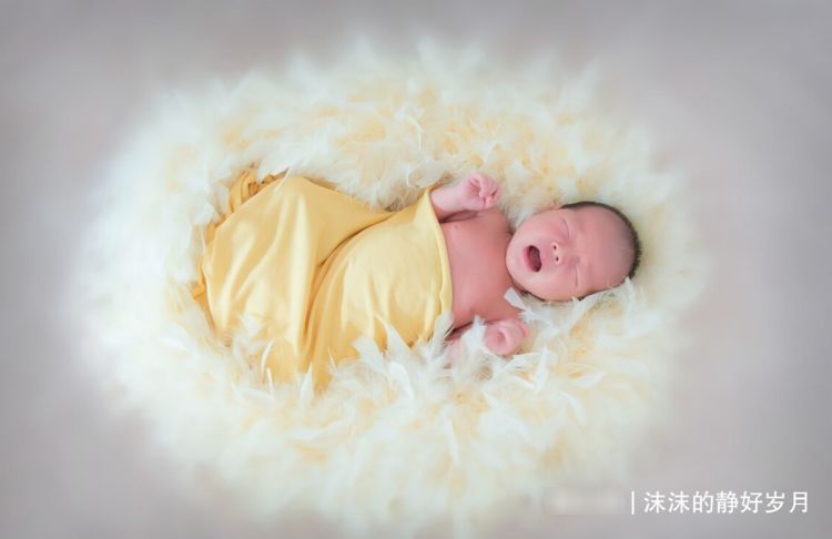 用力过猛|你给宝宝拍满月照了吗?这种全身包裹的照片,妈妈考虑过隐患吗?