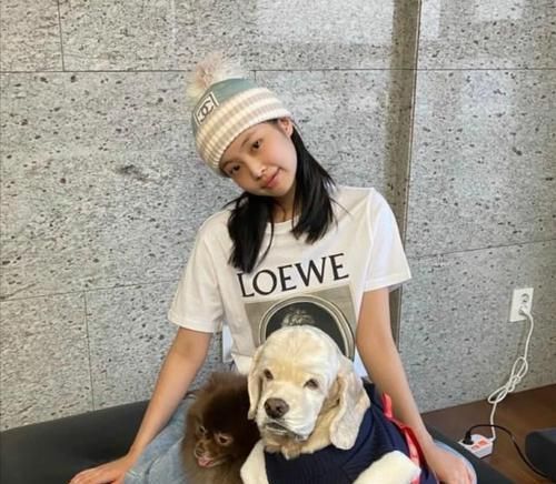 “头包脸”的女生有多好看？不管是戴帽子还是眼镜，都洋气显脸小