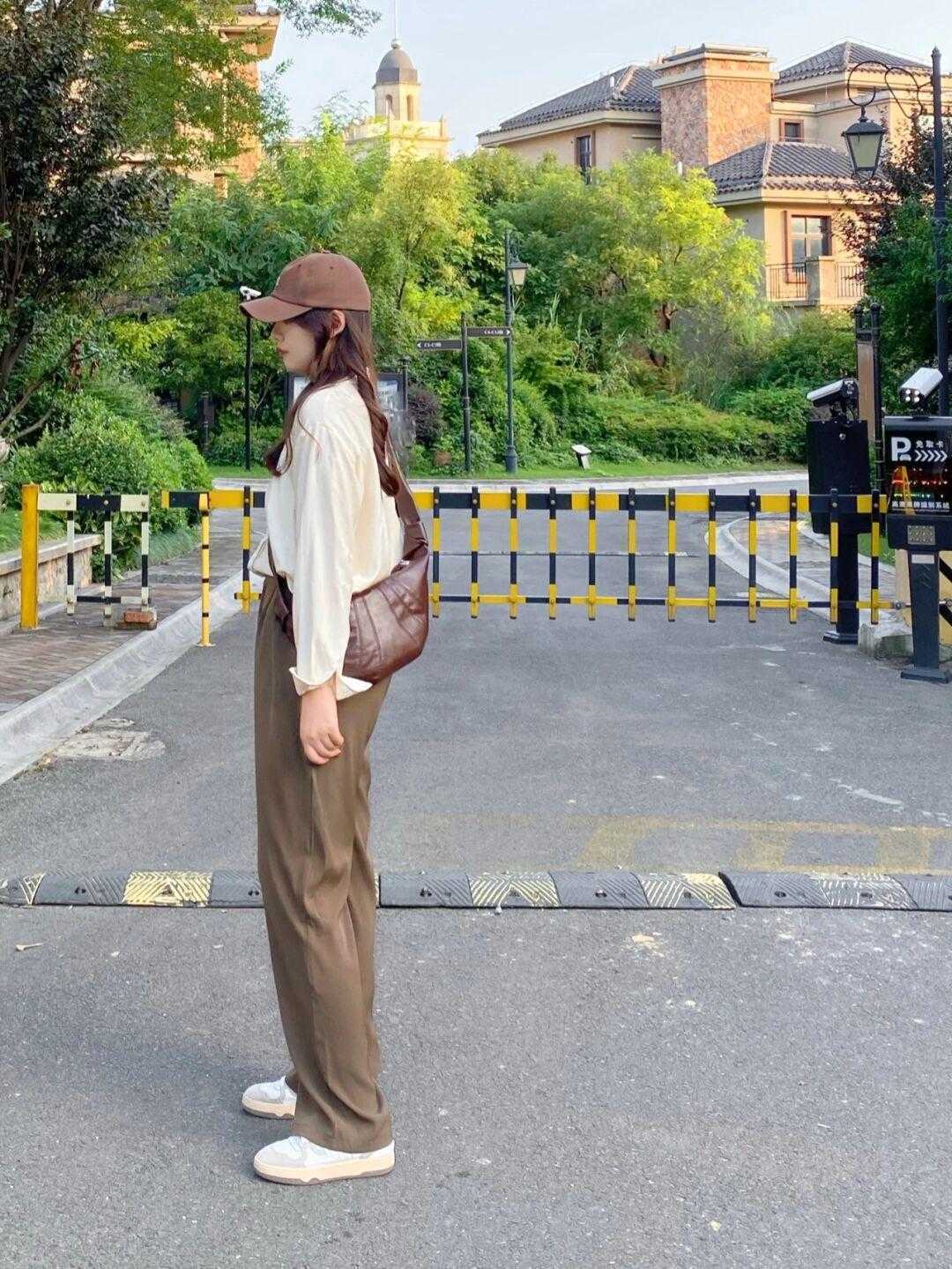 休闲|普通女孩该怎么穿才洋气?白色西服搭配百褶裙干练精致,优雅大气