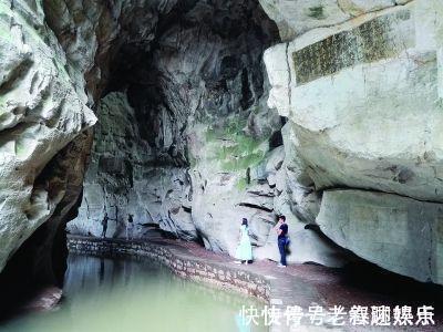 下联$穷秀才出一上联 “斗鸡山上山鸡斗”, 下联非常的绝妙