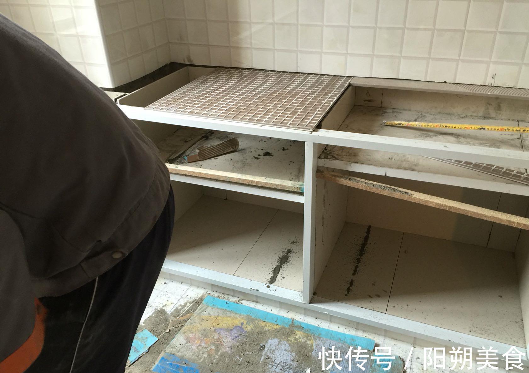 水泥|越来越多人不装橱柜，用水泥直接砌筑，看似实用，聪明反被聪明误