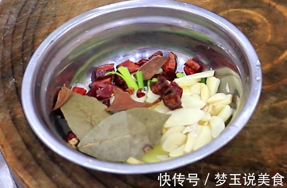 鸭肉怎么焖才好吃厨师长教你做法,出锅鲜香四溢,鲜嫩入味!