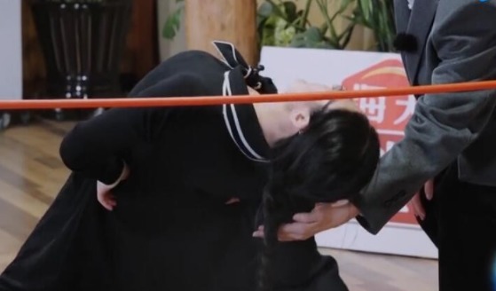 楊洋曾在節(jié)目中和素人女孩做游戲時, 不經(jīng)意間暴露了人品!