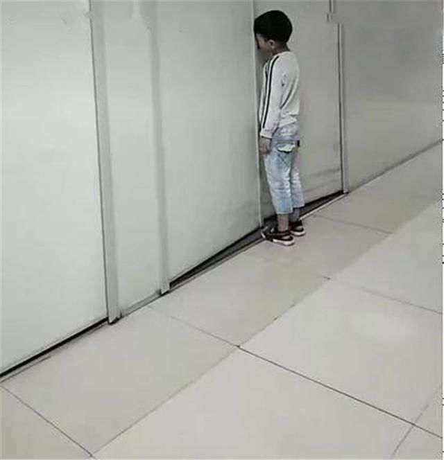 二宝|产房外：弟弟已被抱走，大宝却迟迟不肯离开：妈妈还没出来！