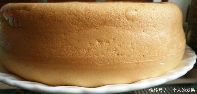 电饭煲蛋糕 起的非常高,材料只需4样 可香了松软好吃