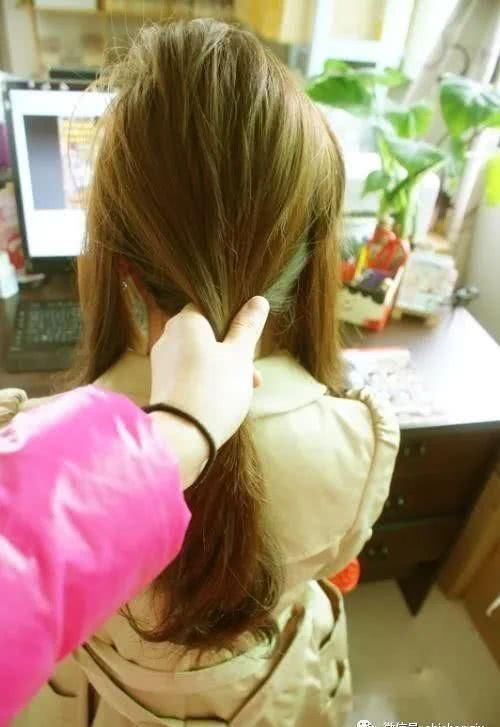 2款简单的长发发型扎法,让你瞬间变得美丽动人