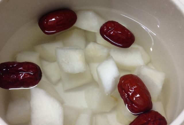 润燥|冬天,用苹果和雪梨煮下火糖水,每天喝一碗,润燥解渴嗓子也舒服