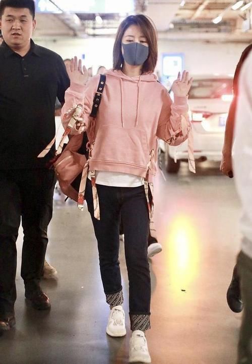 时尚|冻龄女神,身穿粉色卫衣搭配牛仔裤,青春时尚!