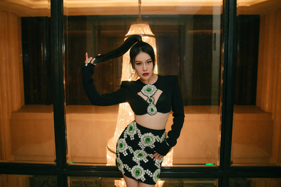 袁娅维真厉害!把皮质红色吊带连衣裙穿出时尚感,显得格外有韵味