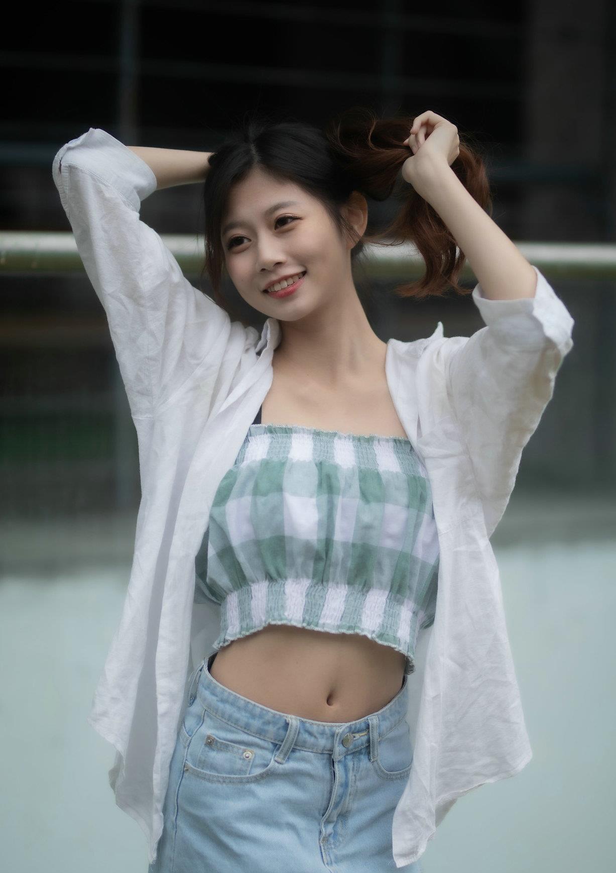 舒爽|吊带的露脐装，是夏日里最清凉的穿搭，简约的款式非常的个性时尚